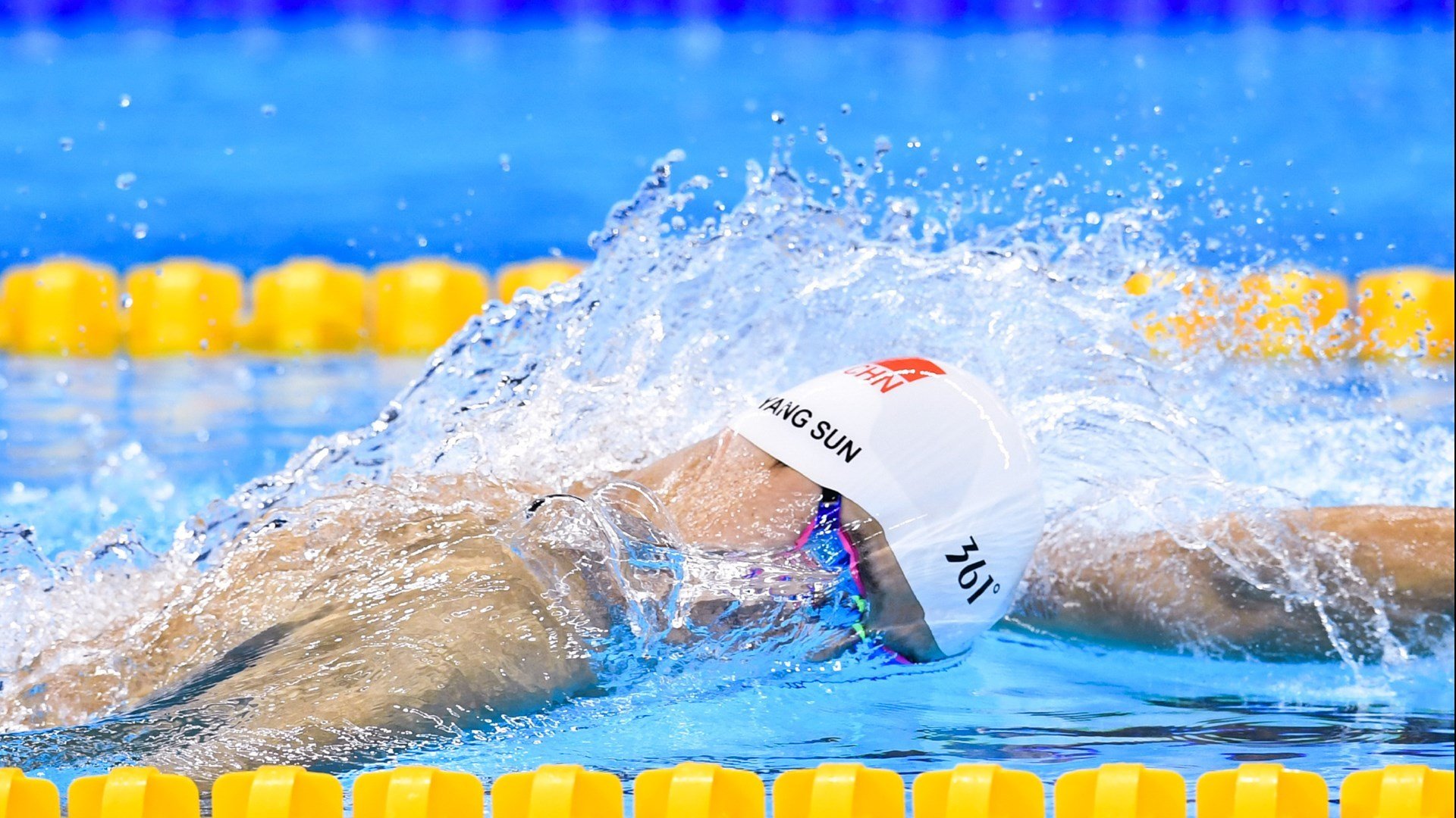 足球赛场上奋勇作战，比赛结果扭转乾坤，足球场上奋力拼搏